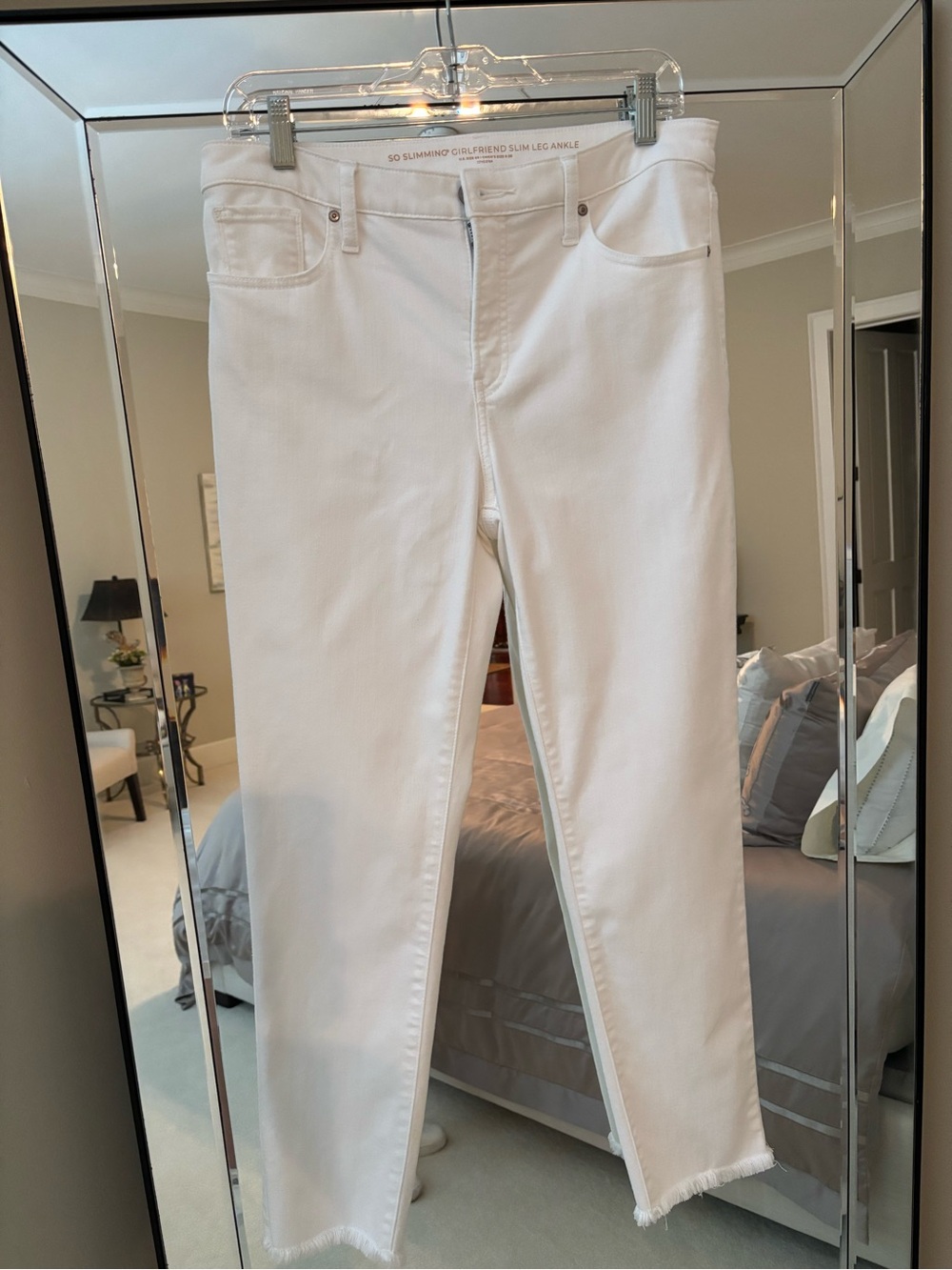 Chicos So Slimming Girlfriend Slim Leg Ankle Jeans White size 6( Chicos 0.5)